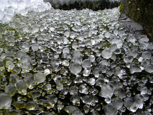 Spritzein in Form von Perlen

Aufnameort: Waldbrunnen bei Bammersdorf
Kamera: Nikon Coolpix P 90