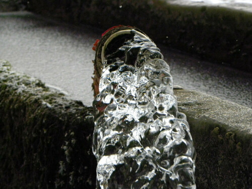 Quellwasser aus Schlauch eines Waldbrunnens

Aufnameort: Bammersdorf bei Merkendorf
Kamera: Nikon Coolpix P 90