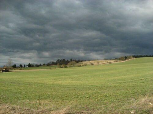 Auf der Fahrt v. Franken nach Thüringen rasend schneller Wechsel der Wolkenformationen


Kamera: canon IXUS 60