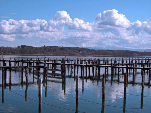 Chiemsee-Hafen im Vorfrühling in Seebruck im Chiemgau.

Aufnameort: Oberbayern
Kamera: Canon Ixus 800