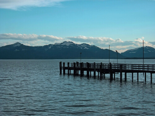 Chiemsee vom Ufer in Seebruck in Oberbayern aus fotografiert.

Aufnameort: Seebruck im Chiemgau/Oberbayern
Kamera: Canon Ixus 800