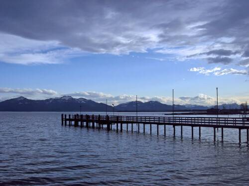 Chiemsee an einem Vorfrühlings-Tag vom Ufer in Seebruck in Oberbayern aus fotografiert.

Aufnameort: Seebruck im Chiemgau/Oberbayern
Kamera: Canon Ixus 800