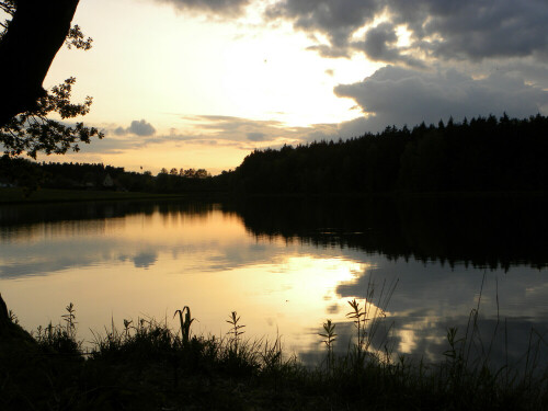 Abendstimmung am Brunner Weiher, Nähe zum Hesselberg in Mittelfranken

Aufnameort: Brunner Weiher
Kamera: Nikon Coolpix 90