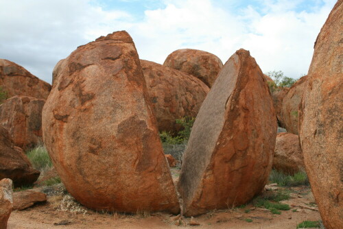 Das ist ein Foto von den Devil Marbles in Australien

Aufnameort: Australien
