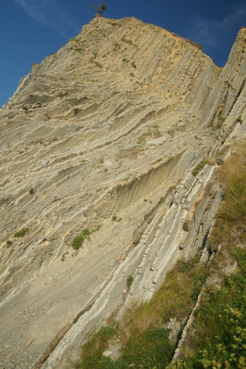 1/200 sec; f/9; ISO 200; 18 mm.
Flysch ist eine durch Erosion markant geformte Wechselfolge von Tonsteinen und grobkörnigeren Gesteinen; hier an der baskischen Küste

Aufnameort: Zumaia, Euskadi
Kamera: SLT A700