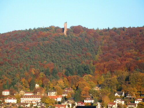 Marbrurg, eingebettet in die Lahnberge, die im Herbst ein buntes Farbenspiel aufführen.

Aufnameort: Marburg, Balkon des Oberstadt-Aufzuges, 31.10.2010
Kamera: Canon Power Shot A620 1/250; 4,1; 29,2mm