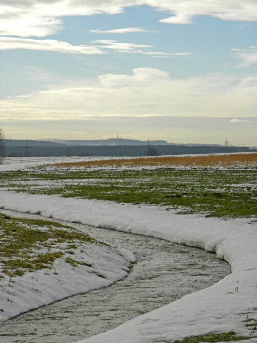 Blick von meinem Heimatort Weidenbach über den Altmühlgrund zum ca. 30 km entfernten Hesselberg, dem heiligen Berg der Franken

Aufnameort: Weidenbach
Kamera: Nikon Coolpix P 90