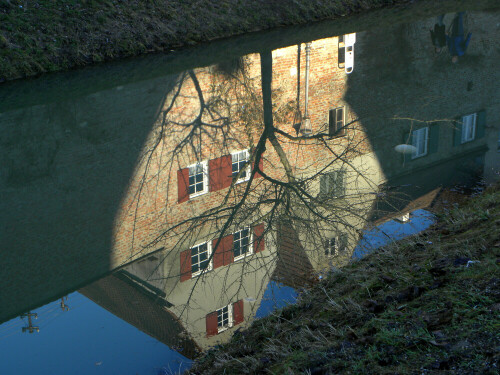 spiegelung-im-stadtgraben-in-donauworth-5483.jpeg