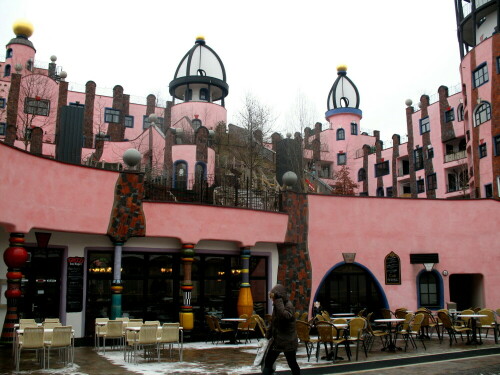 getreu der Devise Hundertwassers "eine gerade Linie ist gottlos".

Aufnameort: Magdeburg, Grüne Zitadelle
Kamera: Canon Power Shot A620 1/60; 4,0; 7,3mm