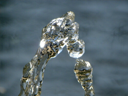 Wasserstrahl des Plätscherbrunnens im Rosengarten des Ansbacher Hofgartens

Aufnameort: Ansbach Hofgarten
Kamera: nikon coolpix p 90