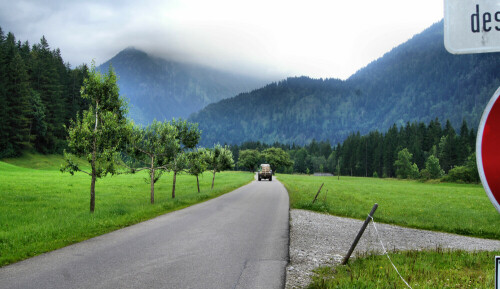 Auf dem Weg zum Giebelhaus in Hinterstein im Allgäu

Aufnameort: Hinterstein
Kamera: Sony Alpha 580