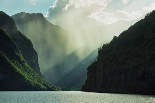 

Aufnameort: Sognefjord Norwegen
Kamera: Nikon Coolpix 5100