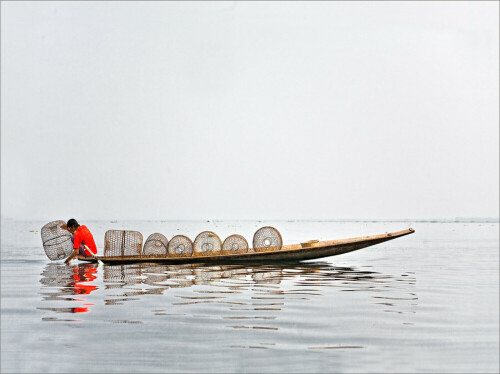 Fischer auf dem Inle See beim auslegern seiner Fischreusen.

Aufnameort: Inle-See, Myanmar
