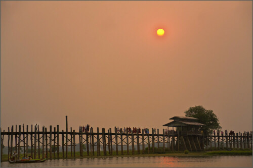 Etwa 10 Km südlich von Mandalay liegt am Ufer des Taungthaman Sees die Kleinstadt Amarapura. Über den See führt die meistfotografierte Sehenswürdigkeit, die etwa 1,2 km lange U-Bein Brücke. Ein Sonnenuntergang auf dem See zählt zu den unvergesslichen Momenten einer Reise durch das Land am Ayeyarwady

Aufnameort: Taungthaman See,bei der Kleinstadt Amarapura
Kamera: Canon 5D,Mark II