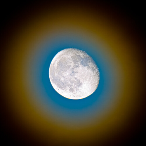 Der Mond ruft, wenn er hinter dünnen Schleierwolken liegt, in diesen farbige Ringe hervor. Die HDR-Technik verstärkt diese Farben und mildert die hohen Kontraste.

Aufnameort: Dannenbüttel
Kamera: Canon 7D mit EF 300/4L USM