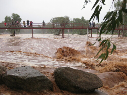 Dieses Flussbett ist normalerweise völlig ausgetrocknet.
http://martin-ebner.net/topics/nature/wuesten/

Aufnameort: Alice Springs, Australien, 2012
