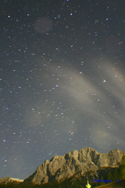 Dieses Bild von der Planspitze habe ich meiner Belichtungszeit von 178 sec aufgenommen. Es ist eine Nachtaufnahme. Das Licht welches man sieht ist das Licht des Mondes. Sterne erscheinen uns als Striche wegen der Zeit. Es zeigt sehr einfach, dass sich alles immer bewegt.

Aufnameort: Nationalpark Gesäuse/Österreich
Kamera: Canon EOS 30D