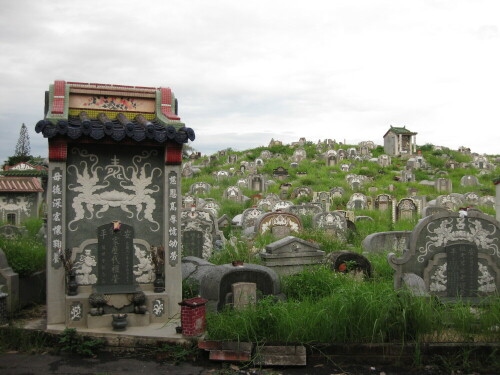 Viel Grün: traditioneller chinesischer Friedhof

Aufnameort: Tainan, Anping, Taiwan, 2012
