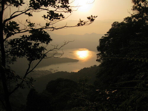 Die Sonne spiegelt sich im Sun Moon Lake. Blick vom Shuisheda.

Aufnameort: Ita Thao, Taiwan, 2012
