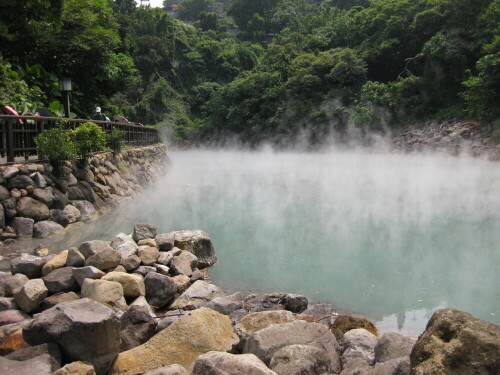 Mit einer Wassertemperatur von 90°C ist die "Grüne Schwefelquelle" die heißeste Quelle im Gebiet der Datun-Vulkangruppe.

Aufnameort: Beitou-Thermaltal, Taipei, Taiwan, 2012
