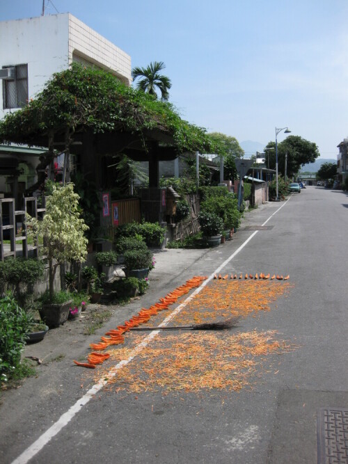 In Taitung werden Mangofrüchte zum Trocknen auf der Straße ausgebreitet.

Aufnameort: Taitung, Taiwan, 2012
