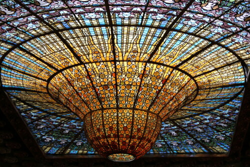 Josep Orriols und Antoni Villar schufen dieses Märchen aus Licht und Glas im Palau de la mucica catalunya in Barcelona, einem Hauptwerk des Modernisme, der spanischen Spielart des Jugendstils.

Aufnameort: Barcelona, Palau de la musica catalunya, 06.09.2012
Kamera: Canon EOS 600D 1/80; 5,6; 55,0mm; ISO 640