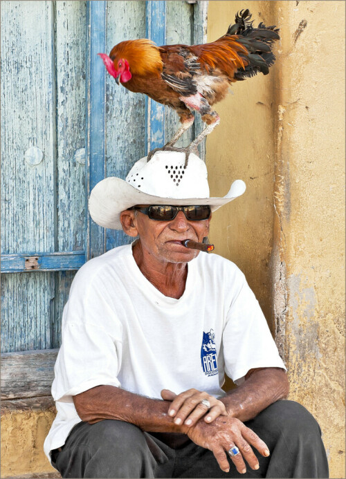 Ein Kubaner mit einem Hahn auf dem Hut. Fotografiert in Trinidad/Kuba

Aufnameort: Kuba/Trinidad
Kamera: Canon EOS 5D, Mark II