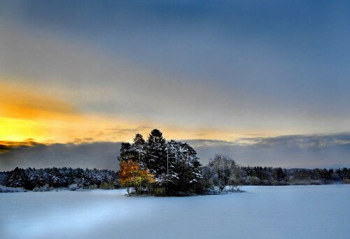 Schneelandschaft in Oberfranken bei Sonnenaufgang.

Aufnameort: Irgendwo in Oberfranken.
Kamera: Nikon D300