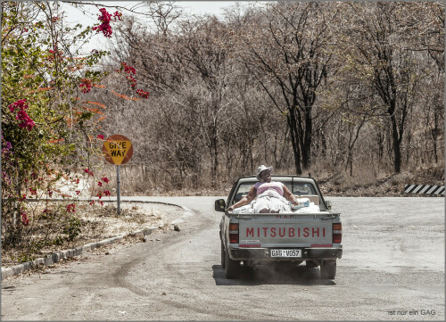 ...ist nur ein GAG (Kfz-Nr.-Schild)

Aufnameort: in der Nähe von Victoria Falls/Simbabwe
Kamera: Canon EOS 5D, Mark II