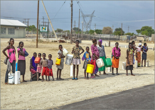 in der Nähe der Stadt Rundu/Namibia, warten diese Frauen auf den Wasserwagen.

Aufnameort: Rundu/Namibia
Kamera: Canon EOS 5D, Mark II