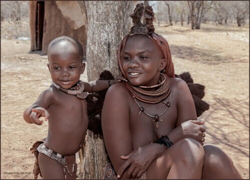 Eine Himba-Mutter mit Ihrem Kind in einem kleinen Dorf in der Nähe von Kamanjab / Namibia.

Aufnameort: Kamanjab / Namibia
Kamera: Canon EOS 5D, Mark II