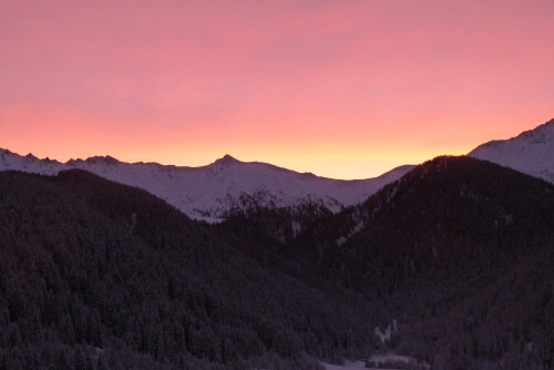 Abendrot in St. Magdalena/Gsiesertal/Südtirol
aufgenommen am 29.12.12

Aufnameort: St.Magdalena/Gsiesertal/Südtirol
Kamera: Lumix FZ48