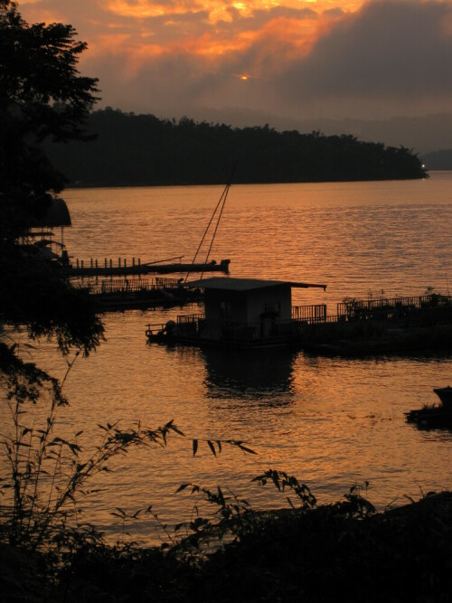 Die "schwimmenden Böden" auf dem Sun Moon Lake dienen der Fischzucht.

Aufnameort: Ita Thao, Taiwan, 2012
