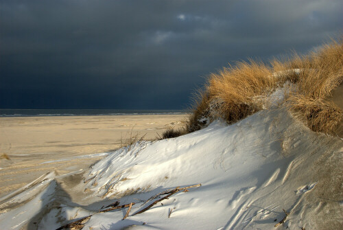 Schneeverwehungen in den Dünen vor dunkler Wolkenfront auf der offenen See

Aufnameort: Norderney
Kamera: Nikon D3000