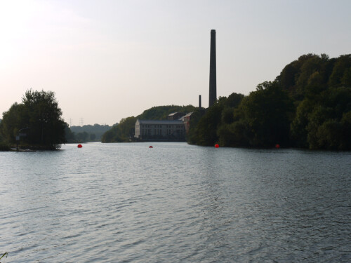 Die Ruhr, eigentlich ein ziemlich wilrder Fluss, wurde schon im 18. Jahrhundert durch Ordre des Preußischen Königs kanalisiert und mit Staustufen versehen, um den Transport von Kohle mit Schiffen, den sogenannten Ruhraken zu ermöglichen. An einigen dieser heute noch bestehenden Staustufen haben sich mehr als hundert Jahre später Kraftwerke angesiedelt, die das aufgestaute Wasser zur Erzeugung von Elektrizität nutzen. Eines dieser bis heute aktiven Kraftwerke ist das Kraftwerk Vogelsang in Essen-Horst. Heute gehören die vor Jahrzehnten gemachten Eingriffe in die Natur zu der für uns selbstverständlichen Landschaft des Ruhrgebietes.

Aufnameort: Essen-Horst
Kamera: Lumix G 1