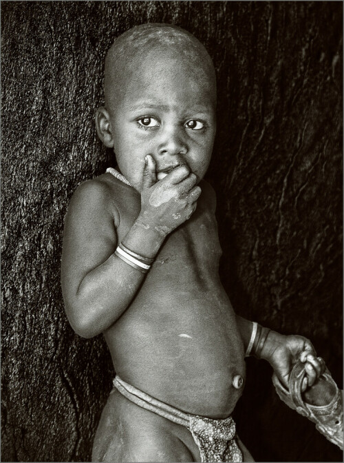 Ein kleiner Himba-Junge in einem Dorf in der Nähe von Kamanjab / Namibia.

Aufnameort: Kamanjab/Namibia
Kamera: Canon EOS 5D Mark II