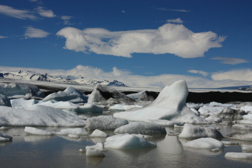 Beim Bestaunen einer bizarren Eiswelt fotografiert.

Aufnameort: Gletscherlagune Jökulsarlon - Südisland
Kamera: Canon 450D