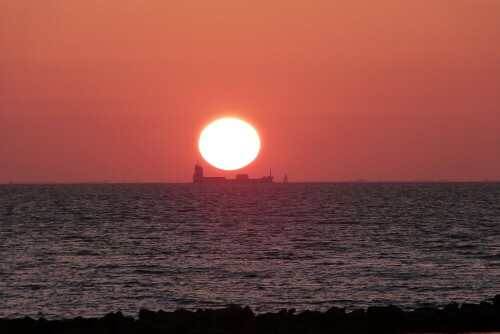 Sonnenuntergang mit Schiff

Aufnameort: Kalifornien (Schönberg) Ostsee
Kamera: Lumix FZ 48