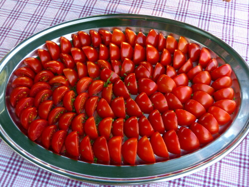 Sehr appetitlich angerichtete Tomaten für ein Abendessen

Aufnameort: Kleinallmerspann Fam Blumenstock
Kamera: Panasonic Lumix FZ150