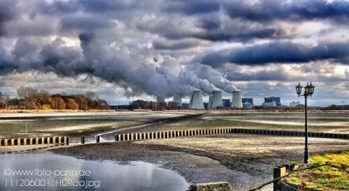 Das Kraftwerk Jänschwalde, Ansicht hinter dem Hälterteich bei Peitz

Aufnameort: Peitz
Kamera: Fuji 3D