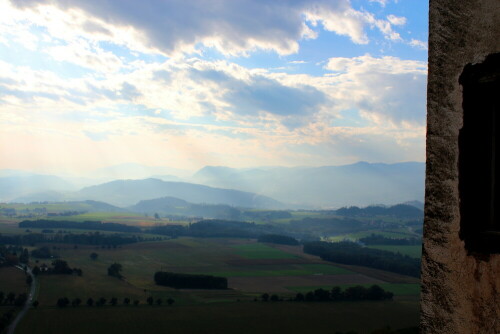 Von der Burg Hochosterwitz aus gesehen

Aufnameort: Hochosterwitz, Kärnten, Österreich, 26.09.2013
Kamera: Canon EOS 600D, 1/200; 13,0; 27,0mm; ISO 100