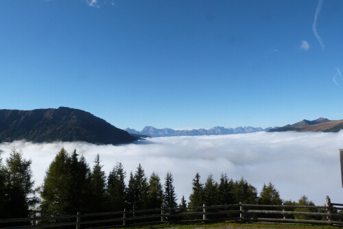 Über den Wolken im Gsiesertal/Südtirol. Blick von der Uwaldalm.
Im Hintergrund die Pragser-Dolomiten.

Aufnameort: Gsiesertal/Südtirol
Kamera: Lumix FZ48