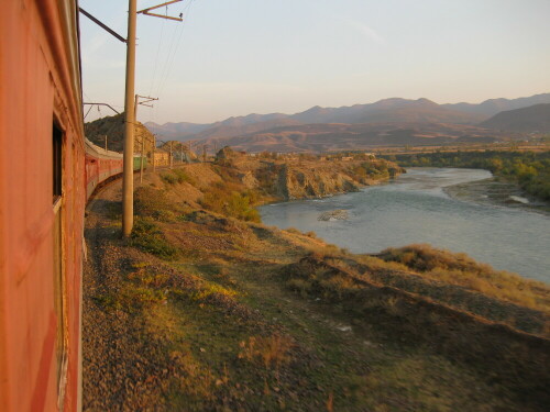 Der Mtkvari-Fluss (türkisch: Kura) ist der längste Fluss im Kaukasus.

Aufnameort: Zug Gori - Tbilissi, Georgien
