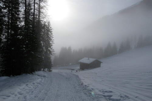 Der Nebel steigt aus dem Tal nach oben und gibt
teilweise phantastische Motive her.

Aufnameort: Gsiesertal/Südtirol
Kamera: Lumix FZ48