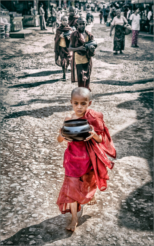 burmesische Mönche und Novizen beim täglichen Einsammeln von Essen und Spenden

Aufnameort: Myanmar
Kamera: Canon EOS 5D, Mark II