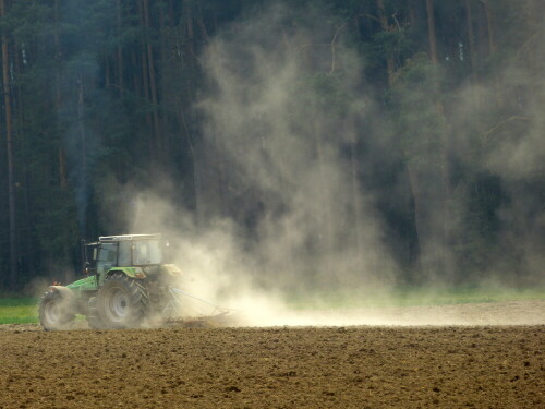 staubig-landabtrag-durch-bodenbearbeitung-10231.jpeg