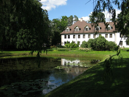 In Bulduri wurde 1910 die erste Gartenbauschule Lettlands eröffnet. Für Besucher ist v.a. der 12 ha große dendrologische Park interessant.

Aufnameort: Jurmala, Lettland
