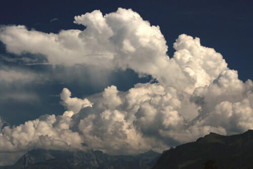 Gewitterwolken türmen sich über dem Wägital (Schweiz) auf

Aufnameort: Jona (Schweiz)
Kamera: Canon 400D