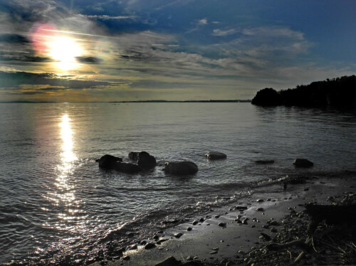 Bodenseestrand bei Langenargen mit tief stehender Sonne.

Aufnameort: Langenargen (Bodensee)
Kamera: Nikon D600