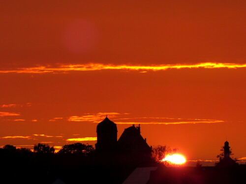 sonnenuntergang-hinter-schloss-11697.jpeg